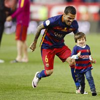 Dani Alves persigue a Thiago Messi en la final de la Copa del Rey 2016