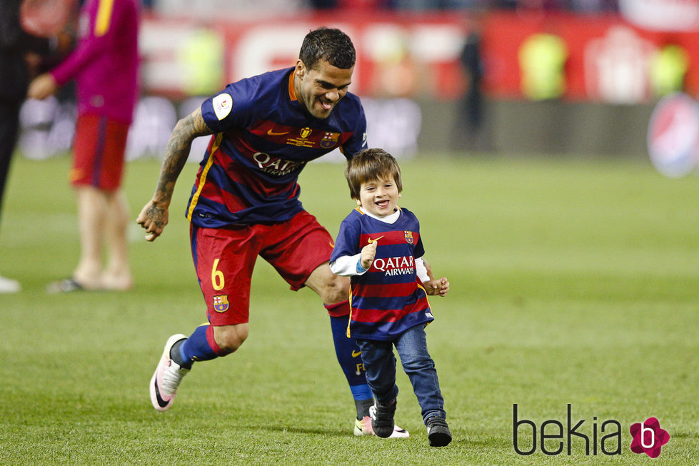 Dani Alves persigue a Thiago Messi en la final de la Copa del Rey 2016