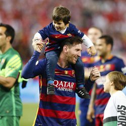 Leo Messi juega con su hijo Thiago en la final de la Copa del Rey 2016