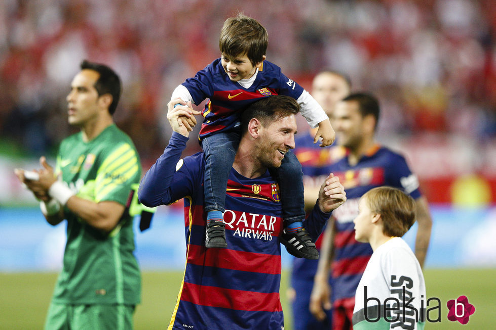 Leo Messi juega con su hijo Thiago en la final de la Copa del Rey 2016