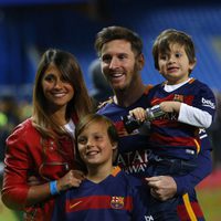 Leo Messi  y Antonella Roccuzzo con su hijo Thiago en la final de la Copa del Rey 2016