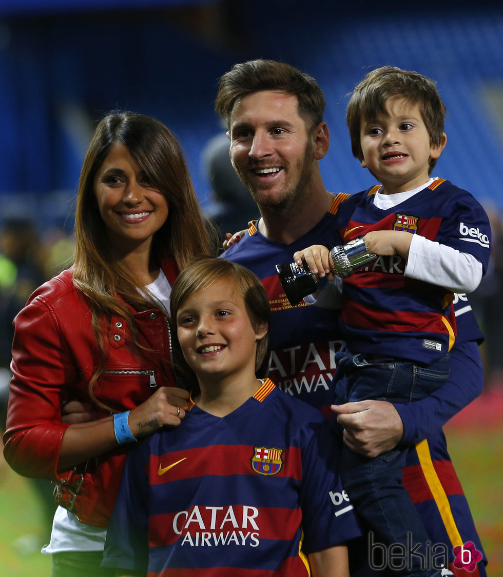 Leo Messi  y Antonella Roccuzzo con su hijo Thiago en la final de la Copa del Rey 2016