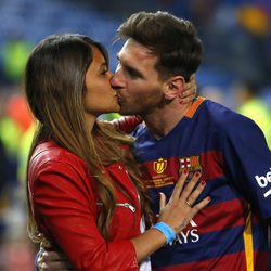 Leo Messi y Antonella Roccuzzo se besan en la final de la Copa del Rey 2016