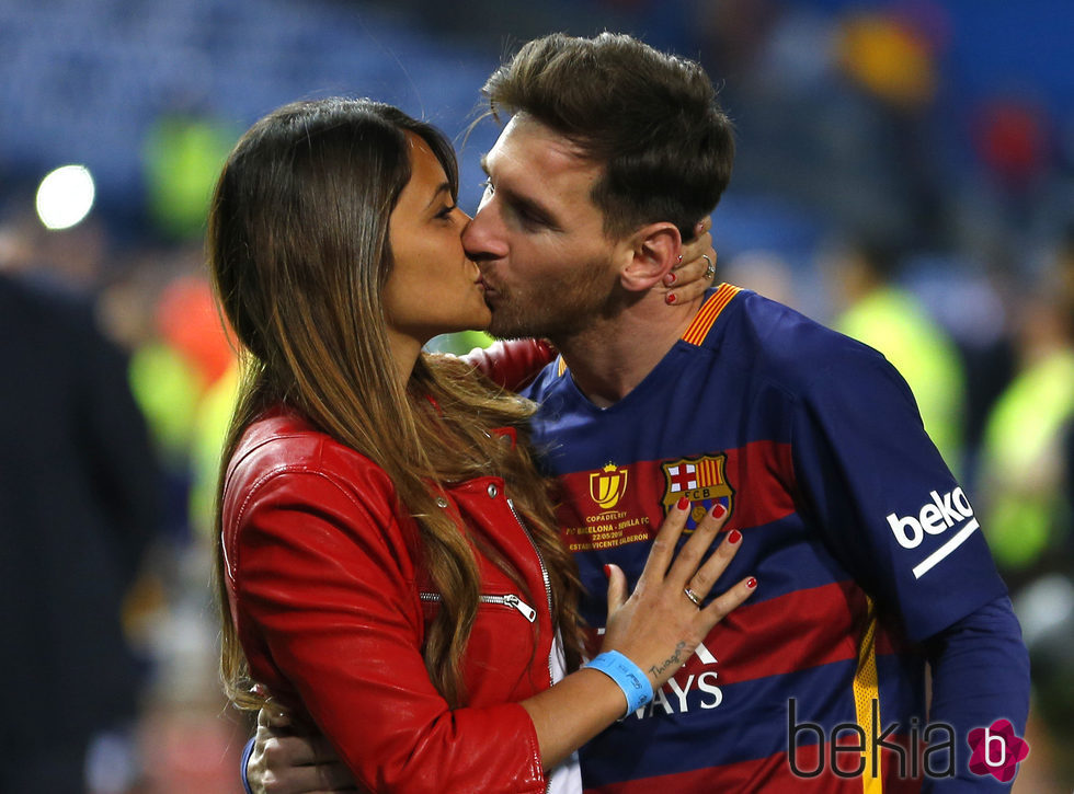 Leo Messi y Antonella Roccuzzo se besan en la final de la Copa del Rey 2016