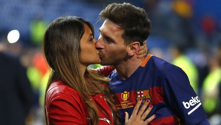 Leo Messi y Antonella Roccuzzo se besan en la final de la Copa del Rey 2016