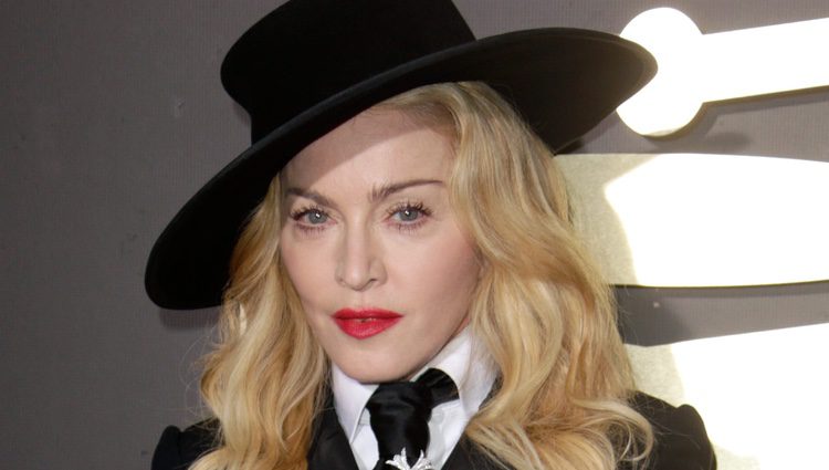 Madonna con sombrero flamenco y cabello con ondas