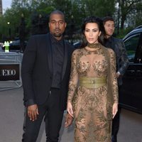 Kim Kardashian y Kanye West en la fiesta del 100 aniversario de Vogue en Londres