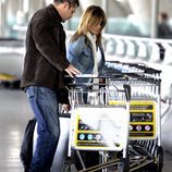 Ivonne Reyes con su hermano David Fernando Reyes en el aeropuerto de Madrid