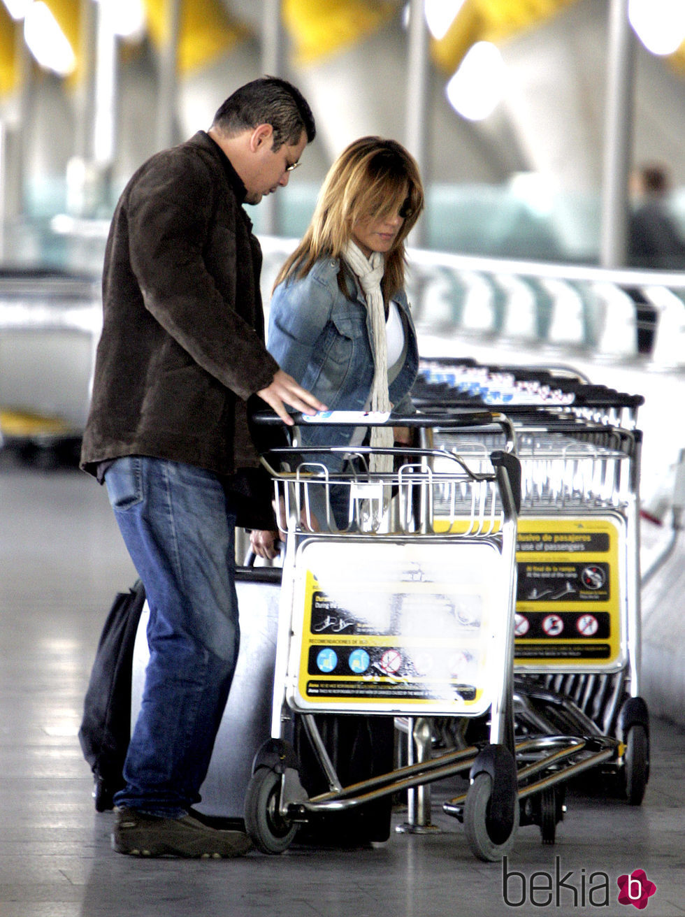 Ivonne Reyes con su hermano David Fernando Reyes en el aeropuerto de Madrid