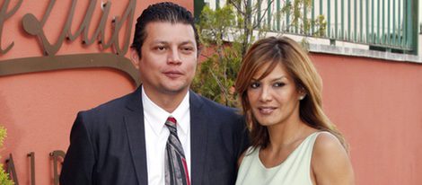 Ivonne Reyes con su hermano David Fernando Reyes en la Comunión de su hijo