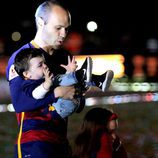 Andrés Iniesta con su hijo Paolo Andrea en brazos en la celebración de la Copa del Rey 2016