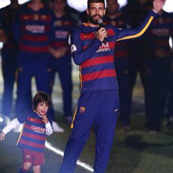 Gerard Piqué y su hijo Milan en la celebración de la Copa del Rey 2016