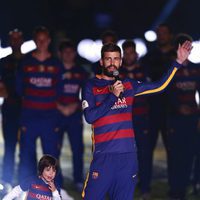 Gerard Piqué y su hijo Milan en la celebración de la Copa del Rey 2016