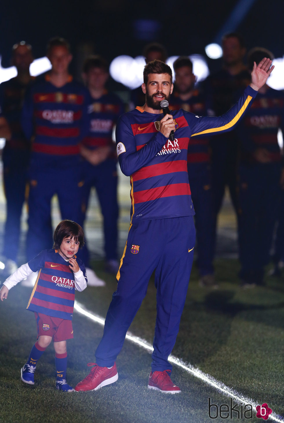 Gerard Piqué y su hijo Milan en la celebración de la Copa del Rey 2016