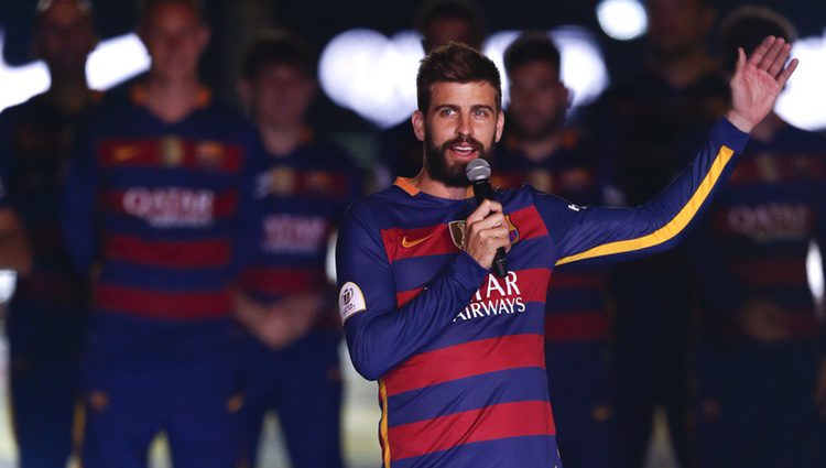 Gerard Piqué y su hijo Milan en la celebración de la Copa del Rey 2016