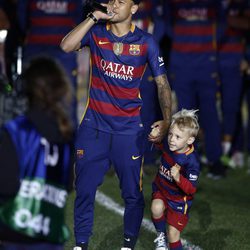 Neymar con su hijo en la celebración de la Copa del Rey 2016