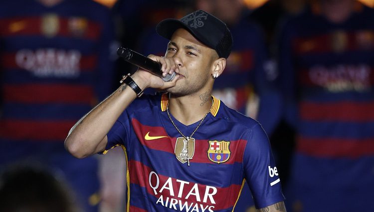 Neymar con su hijo en la celebración de la Copa del Rey 2016