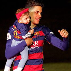 Marc Bartra con su hija Gala en la celebración de la Copa del Rey 2016