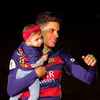 Marc Bartra con su hija Gala en la celebración de la Copa del Rey 2016