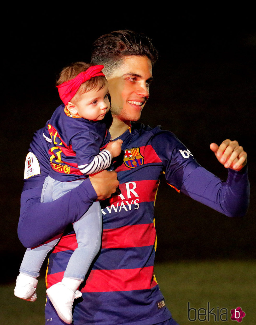 Marc Bartra con su hija Gala en la celebración de la Copa del Rey 2016