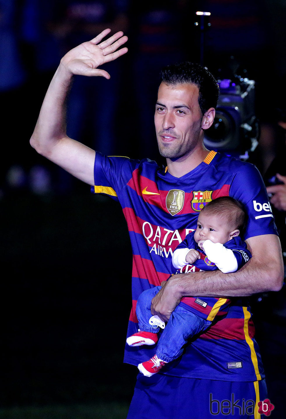 Sergio Busquets con su hijo en la celebración de la Copa del Rey 2016