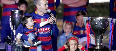 Andrés Iniesta con sus hijos Valeria y Paolo Andrea en la celebración de la Copa del Rey 2016