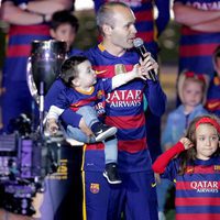 Andrés Iniesta con sus hijos Valeria y Paolo Andrea en la celebración de la Copa del Rey 2016