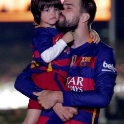 Gerard Piqué besa a su hijo Milan en la celebración de la Copa del Rey 2016