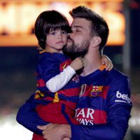 Gerard Piqué besa a su hijo Milan en la celebración de la Copa del Rey 2016