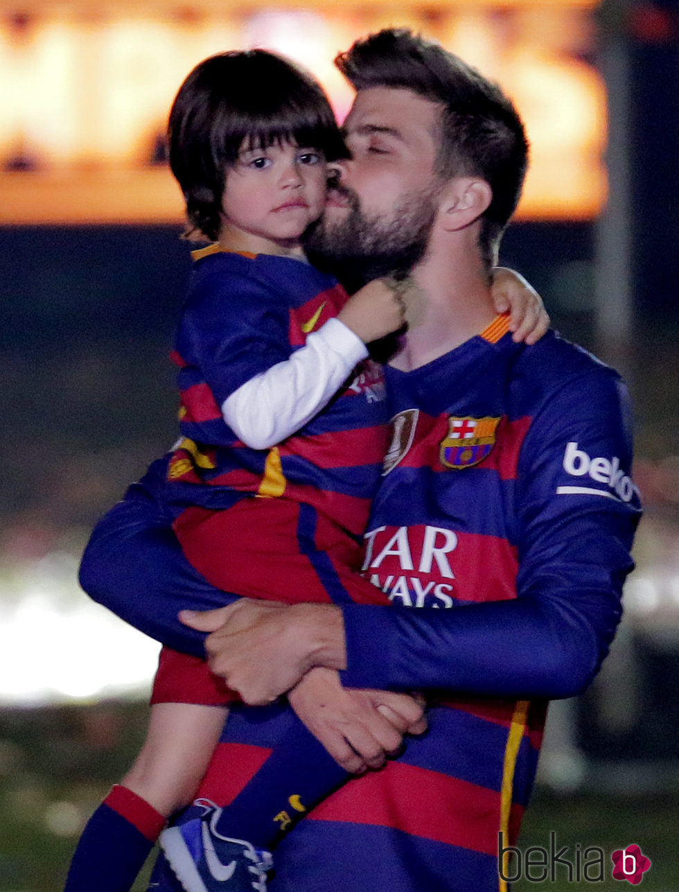 Gerard Piqué besa a su hijo Milan en la celebración de la Copa del Rey 2016