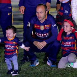 Paolo Andrea Iniesta da sus primeros pasos junto a Andrés Iniesta y Valeria Iniesta en el Camp Nou