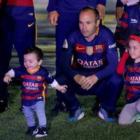 Paolo Andrea Iniesta da sus primeros pasos junto a Andrés Iniesta y Valeria Iniesta en el Camp Nou