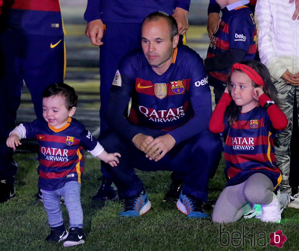 Paolo Andrea Iniesta da sus primeros pasos junto a Andrés Iniesta y Valeria Iniesta en el Camp Nou