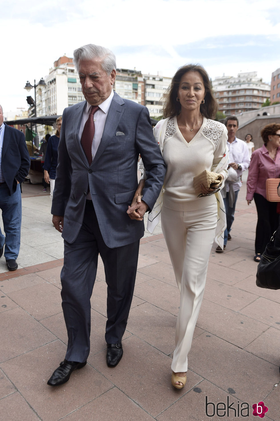 Mario Vargas Llosa e Isabel Preysler cogidos de la mano en la Feria de San Isidro de Madrid