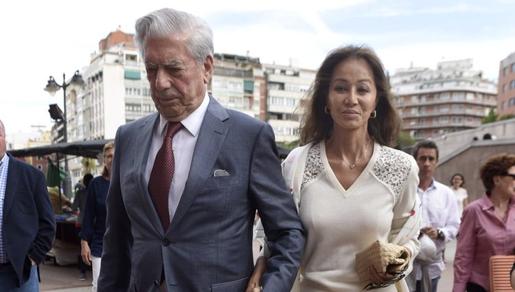 Mario Vargas Llosa e Isabel Preysler cogidos de la mano en la Feria de San Isidro de Madrid