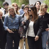 Fiona Ferrer, Mónica Martín Luque y Arancha de Benito arropan a Ivonne Reyes en la capilla ardiente de su hermano