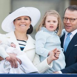 Victoria y Daniel de Suecia con sus hijos Estela y Oscar en el 70 cumpleaños del Rey de Suecia