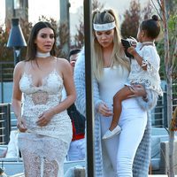 Khloe y Kim Kardashian junto a North en la fiesta de cumpleaños de Scott Disick