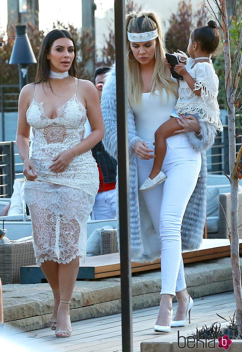 Khloe y Kim Kardashian junto a North en la fiesta de cumpleaños de Scott Disick