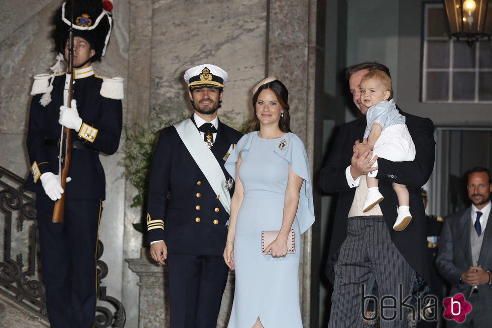 Carlos Felipe de Suecia, Sofia Hellqvist con Chris O'Neill y su hijo Nicolás en el bautizo de Oscar de Suecia