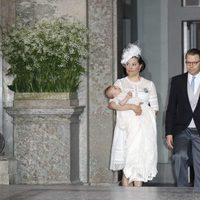 Oscar  en su bautizo con sus padres Victoria y Daniel de Suecia y su hermana Estelle 