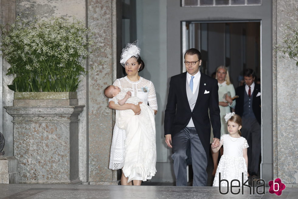 Oscar  en su bautizo con sus padres Victoria y Daniel de Suecia y su hermana Estelle 