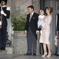 Madeleine de Suecia y su hija Leonor con Oscar Magnuson en el bautizo de Oscar de Suecia