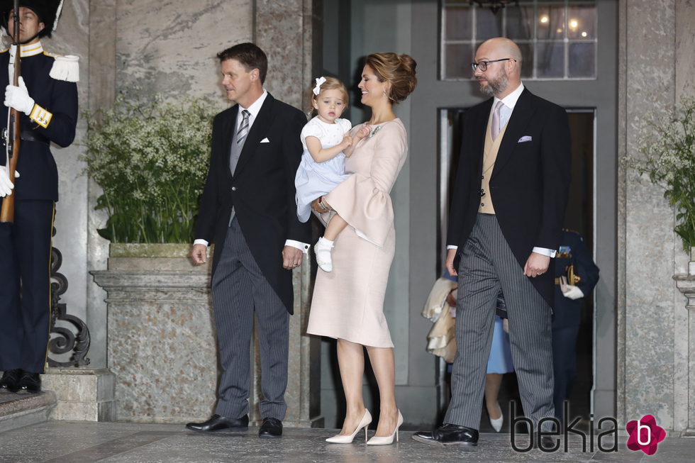 Madeleine de Suecia y su hija Leonor con Oscar Magnuson en el bautizo de Oscar de Suecia