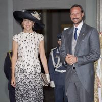 Mary de Dinamarca y Haakon de Noruega en el bautizo de Oscar de Suecia