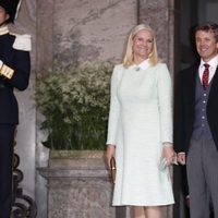 Mette-Marit de Noruega y Federico de Dinamarca en el bautizo de Oscar de Suecia