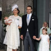 Victoria y Daniel de Suecia con su hijos Estela y Oscar en el bautizo de Oscar de Suecia