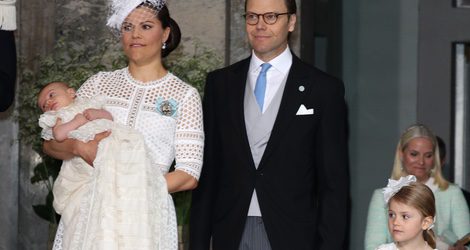 Victoria y Daniel de Suecia con su hijos Estela y Oscar en el bautizo de Oscar de Suecia