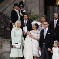 Oscar de Suecia con sus padres y padrinos durante su bautizo