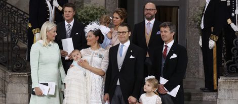 Oscar de Suecia con sus padres y padrinos durante su bautizo